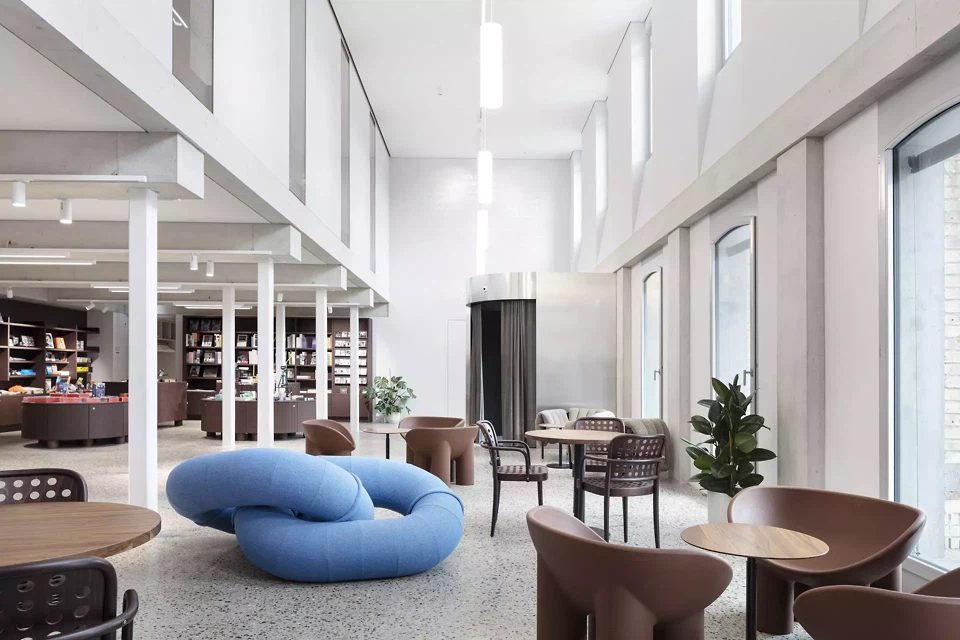 Neues, zweigeschossiges Foyer