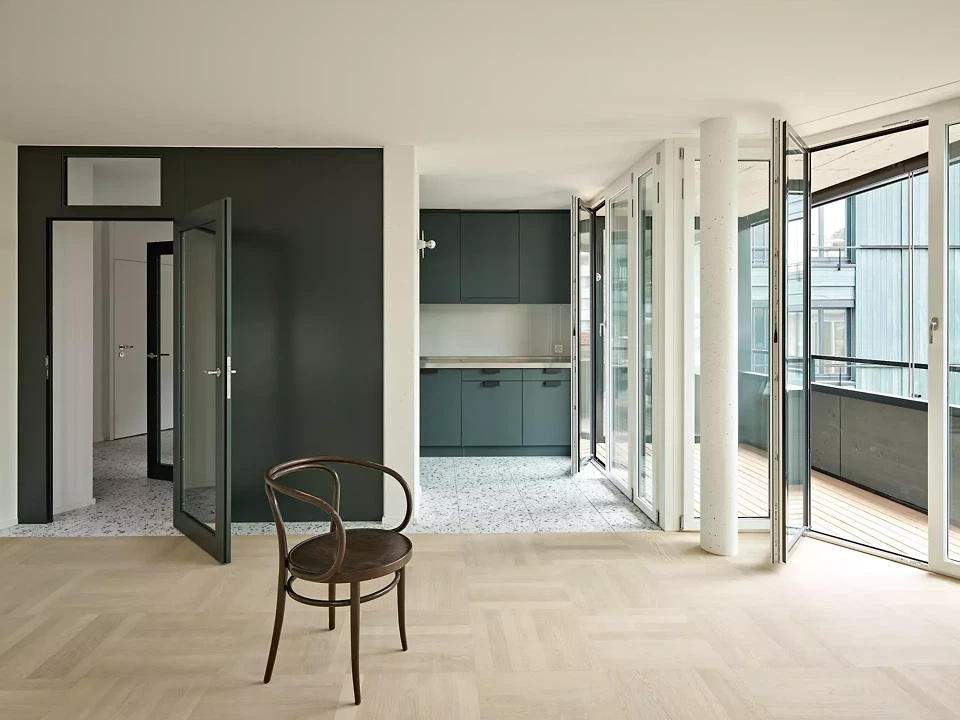 Wohnraum und Küche werden über den eingezogenen Aussenraum verklammert