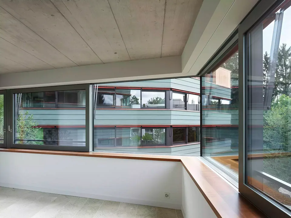 Blick aus Eckzimmer mit Blick auf Fassade Haus 2