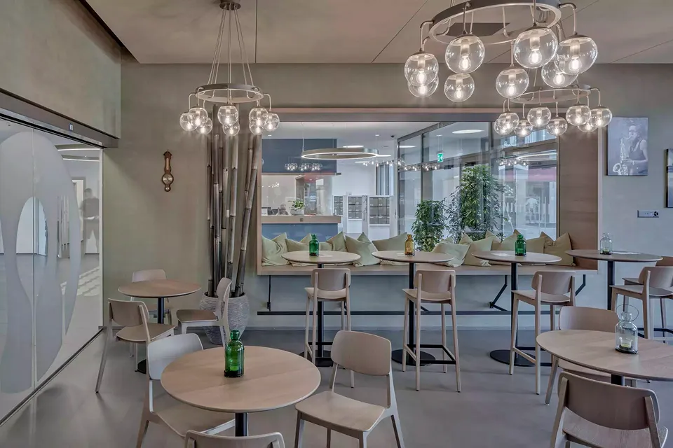 Les services du rez-de-chaussée riment avec transparence: Il y a des relations visuelles entre le restaurant, le passage intérieur et le cluster de boîtes aux lettres.