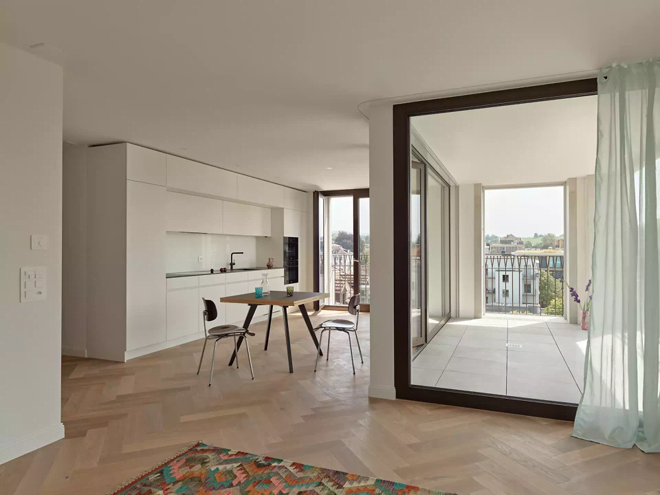 Küche mit Essbereich und Loggia