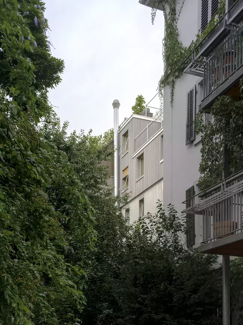 Die Aufstockung sitzt wie ein Hut auf dem Bestand
