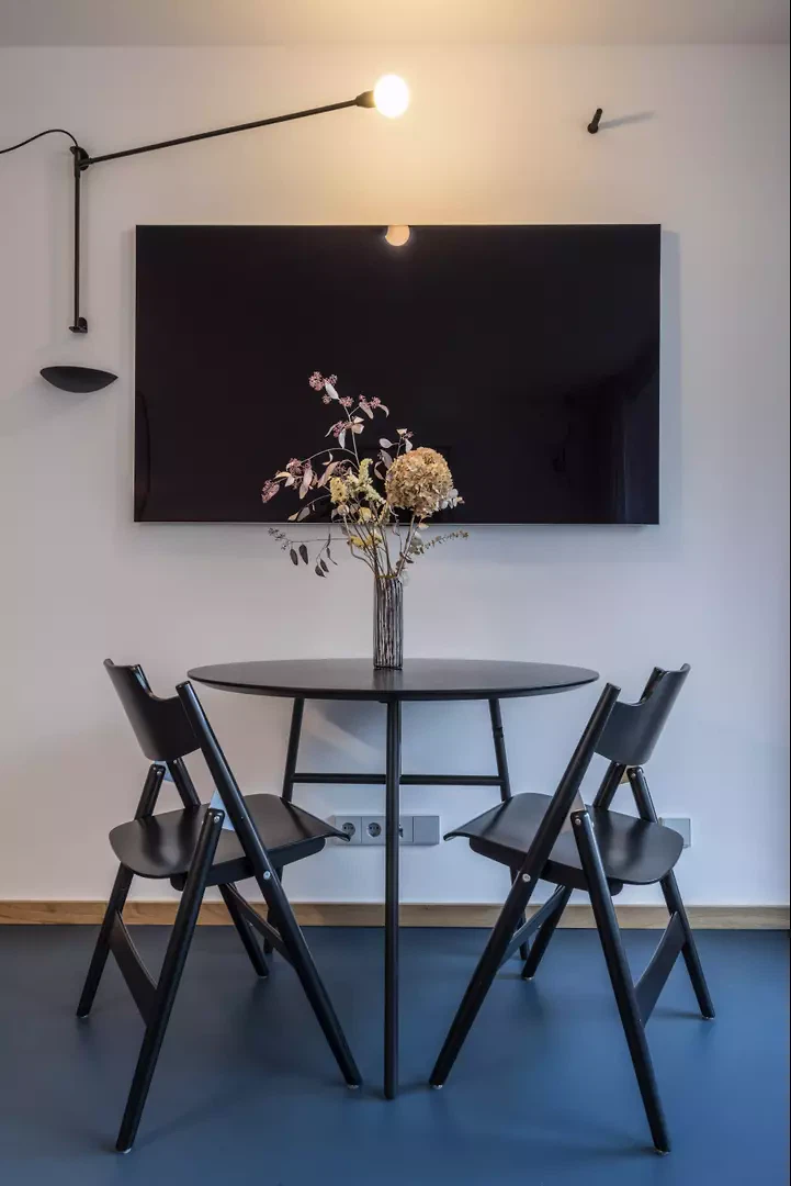 Minimalistischer Essbereich: Schickes Design trifft auf Funktionalität und Nachhaltigkeit. Fast alle abgebildeten Gegenstände wurden gebraucht gekauft oder vor der Entsorgung gerettet, da sie abgenutzt oder beschädigt waren.