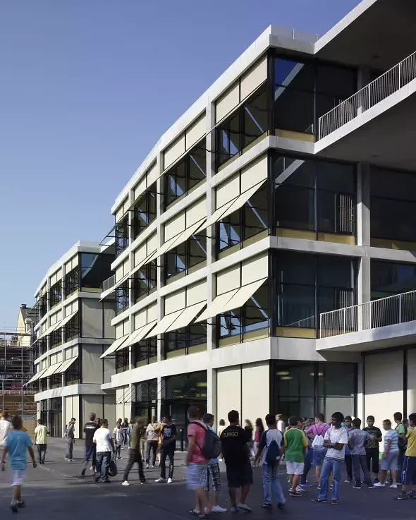 Schulhaus parkseitig