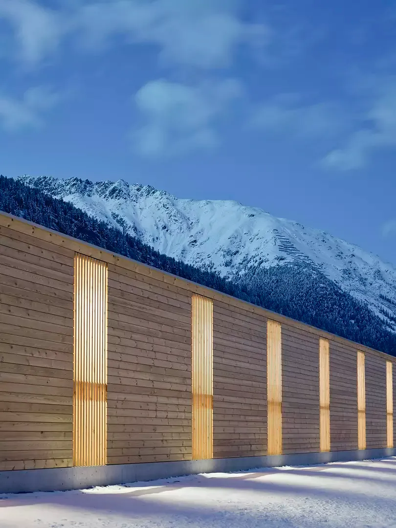 Fassade in der Abenddämmerung