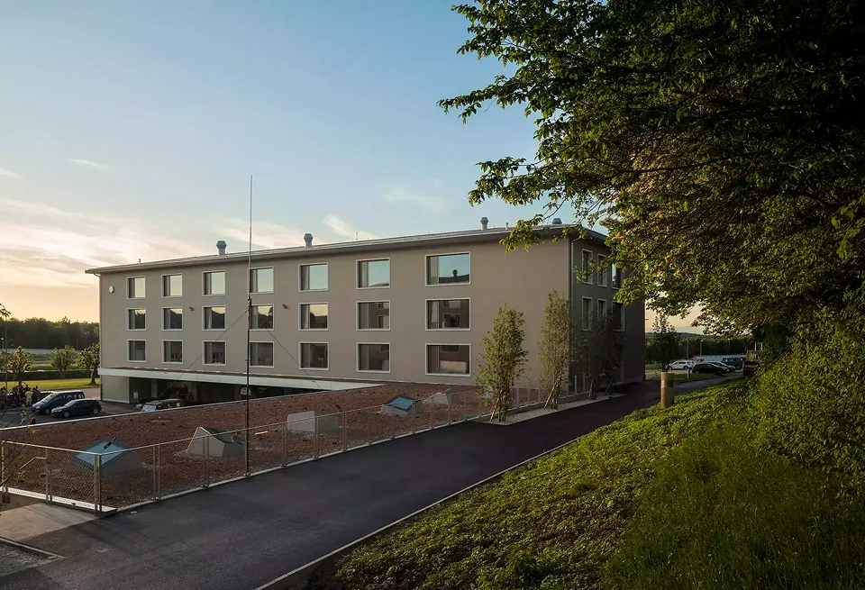 Extérieur caserne