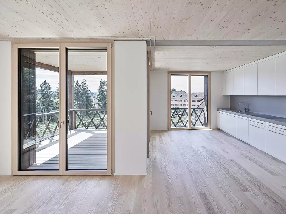 Wohneinheit mit Blick auf Balkon (links) und Küchenzeile (rechts)