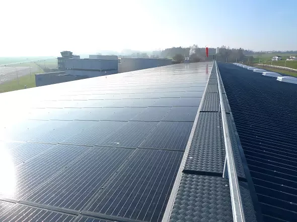 Süd Dach mit Photovoltaik-Anlage, Nord Dach Anpassung mit Sinusblecheindeckung, Sicherungsleine auf dem First