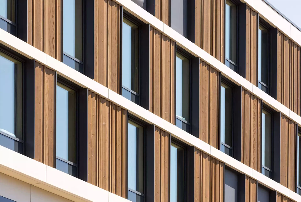 Fassade der Pflegestationen mit lokalem Holz