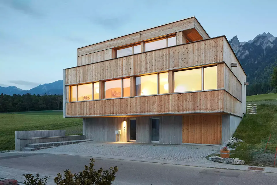 Westfassade Abend
