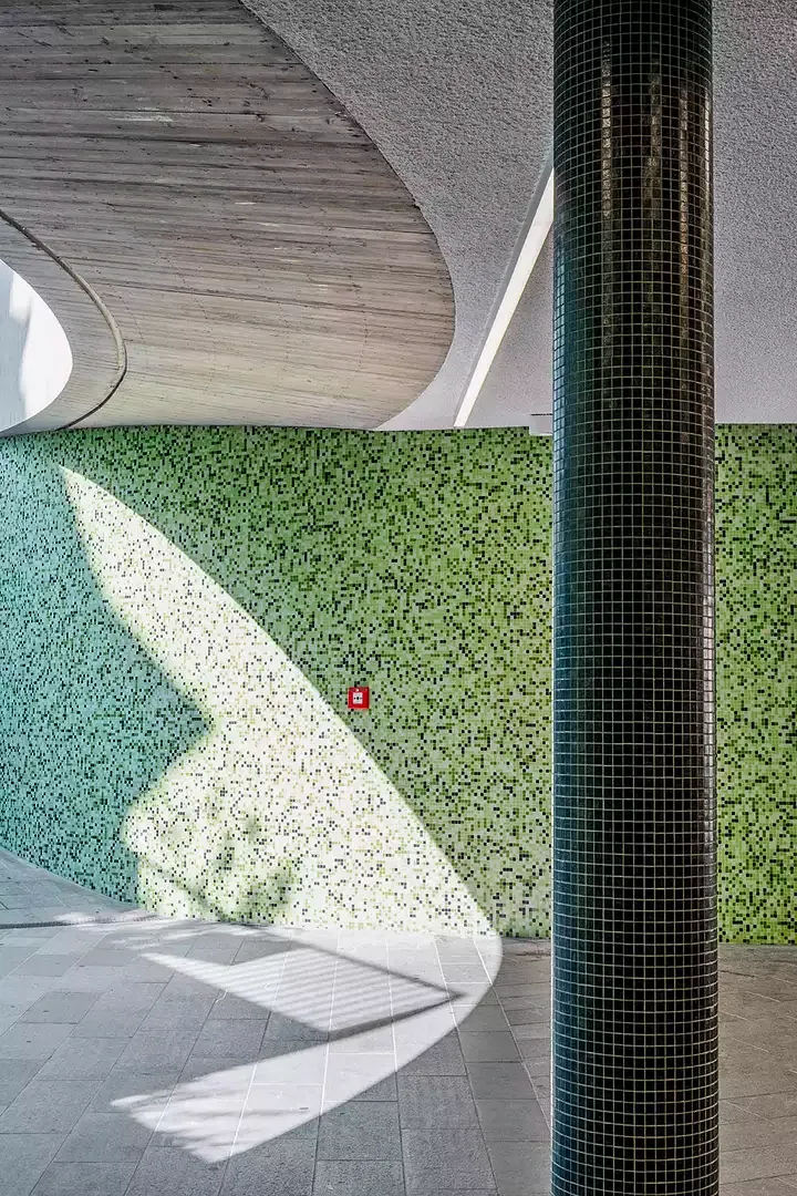 Composé de différentes nuances de vert, le motif  sur les murs est censé dissuader les tagueurs.