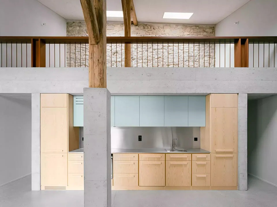 Grange transformée en espace de vie (salon, cuisine et salle à manger)