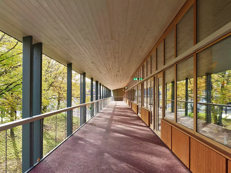 Turnhallengebäude mit Tagesstruktur