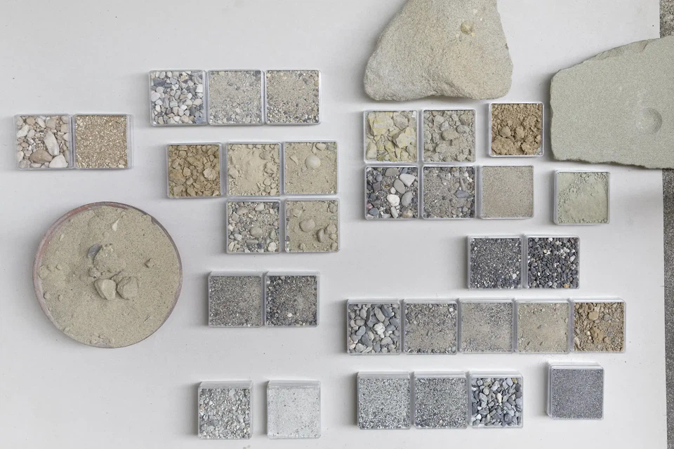 Sandsammlung als Teil der Materialrecherche für den Dachkörper