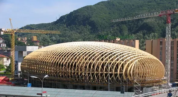 Vista della struttura in legno di sostegno del guscio in CA