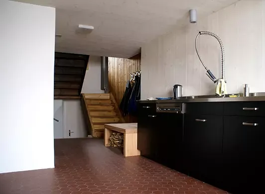Wohnhaus: die neue Küche ist offen zum Treppenhaus
