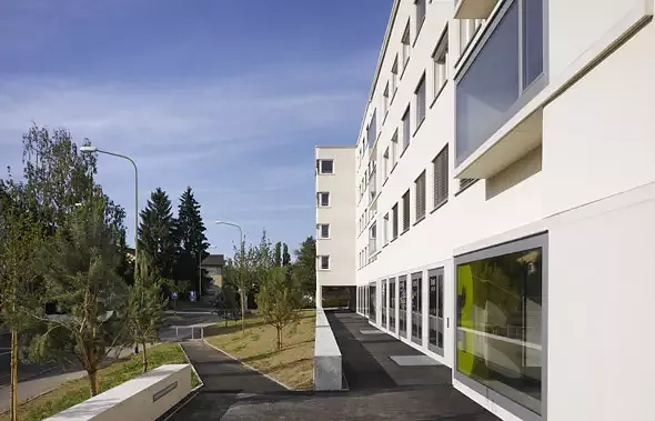 promenade au niveau du socle et rampe d'accès