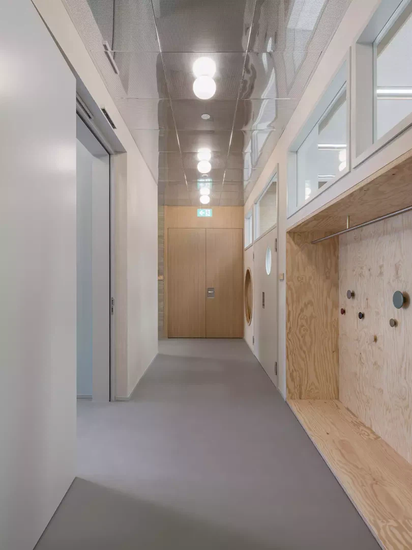 Korridor im Erdgeschoss mit wiederverwendeter Chromstahldecke.