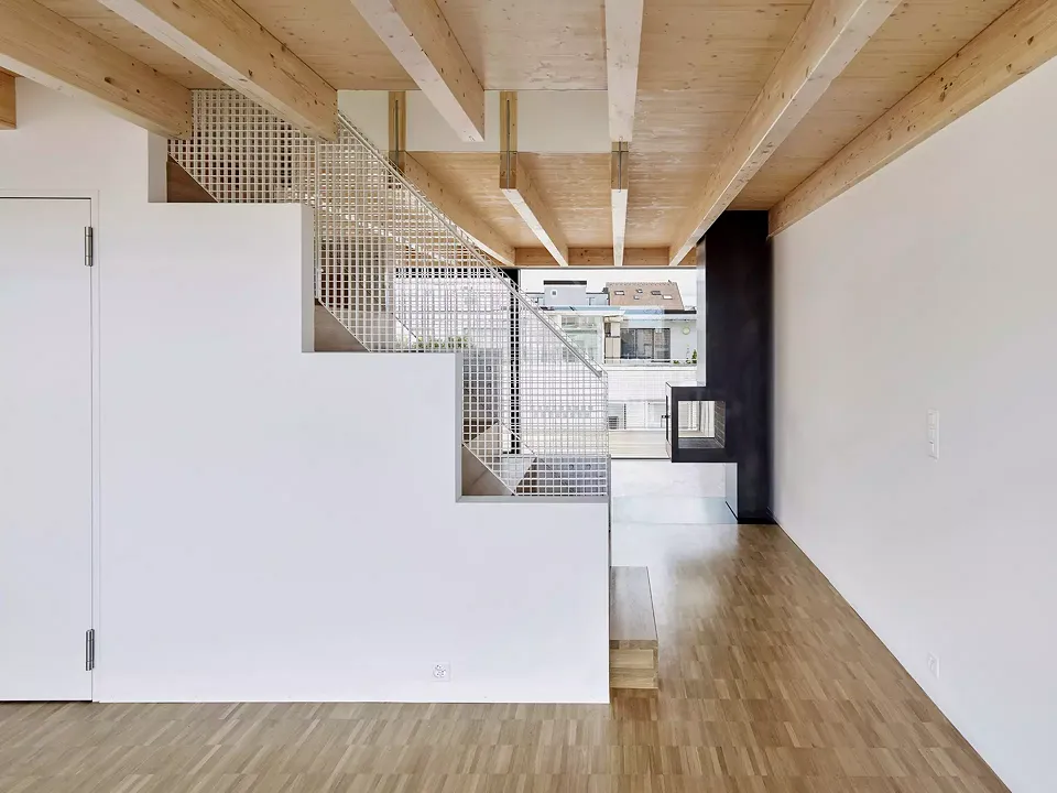 La configuration spatiale  de l’étage d’habitation,  tendu librement, s’oriente à l’élément d’accès central.