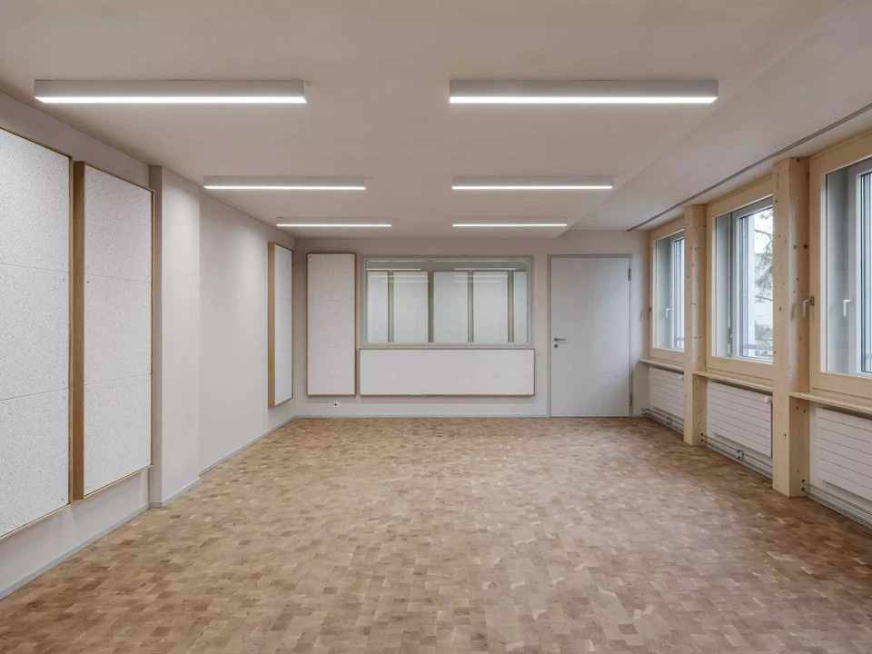 Musikraum mit wiederverwendeten Akustikelementen an den Wänden.