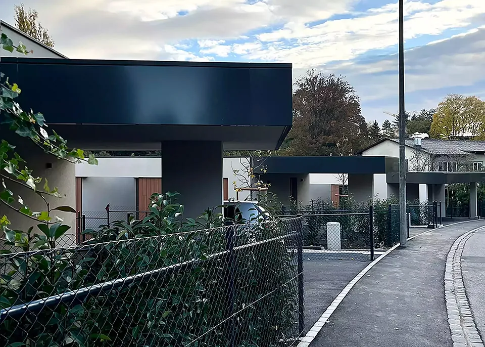 Strassenansicht mit Stellplätzen