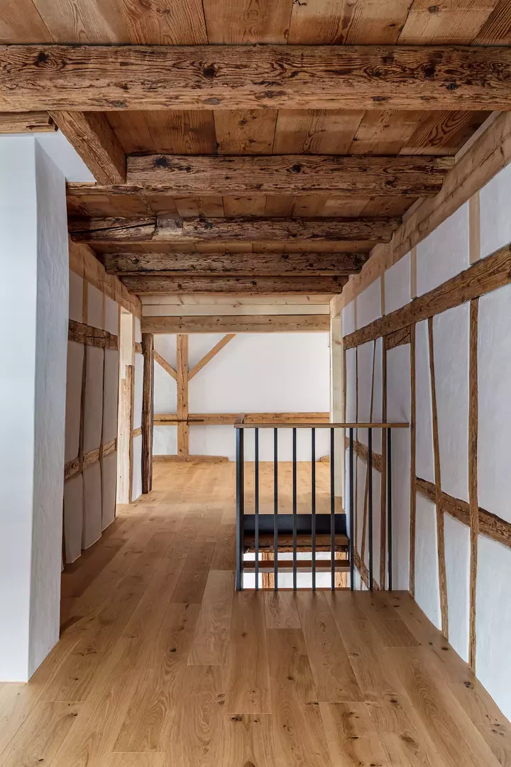 Erschliessungsgang im Obergeschoss mit historischer Balkendecke.