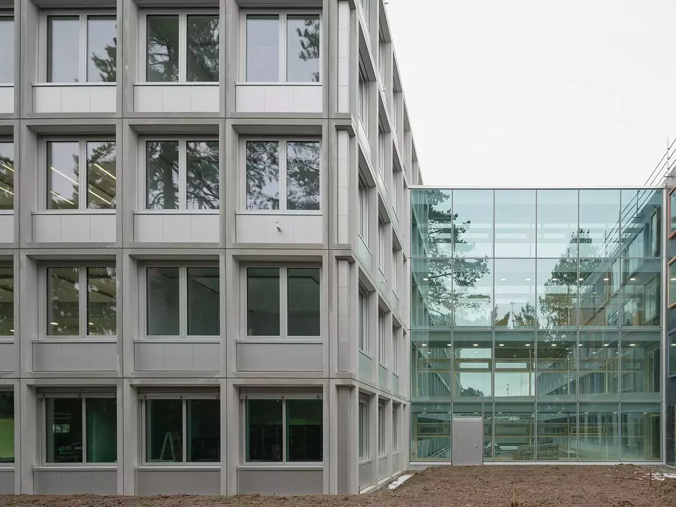 Fassade West und Passerele