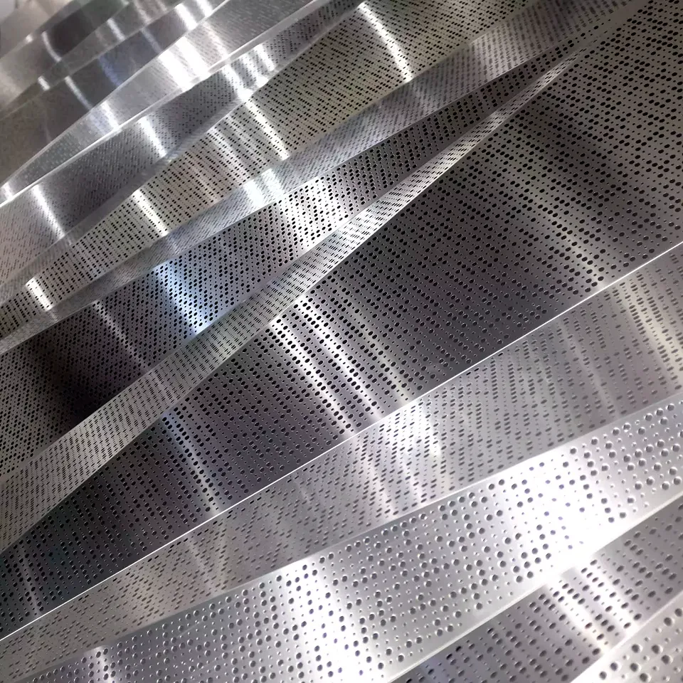 Origami de tôles d'aluminium perforées dans les cages d'escalier