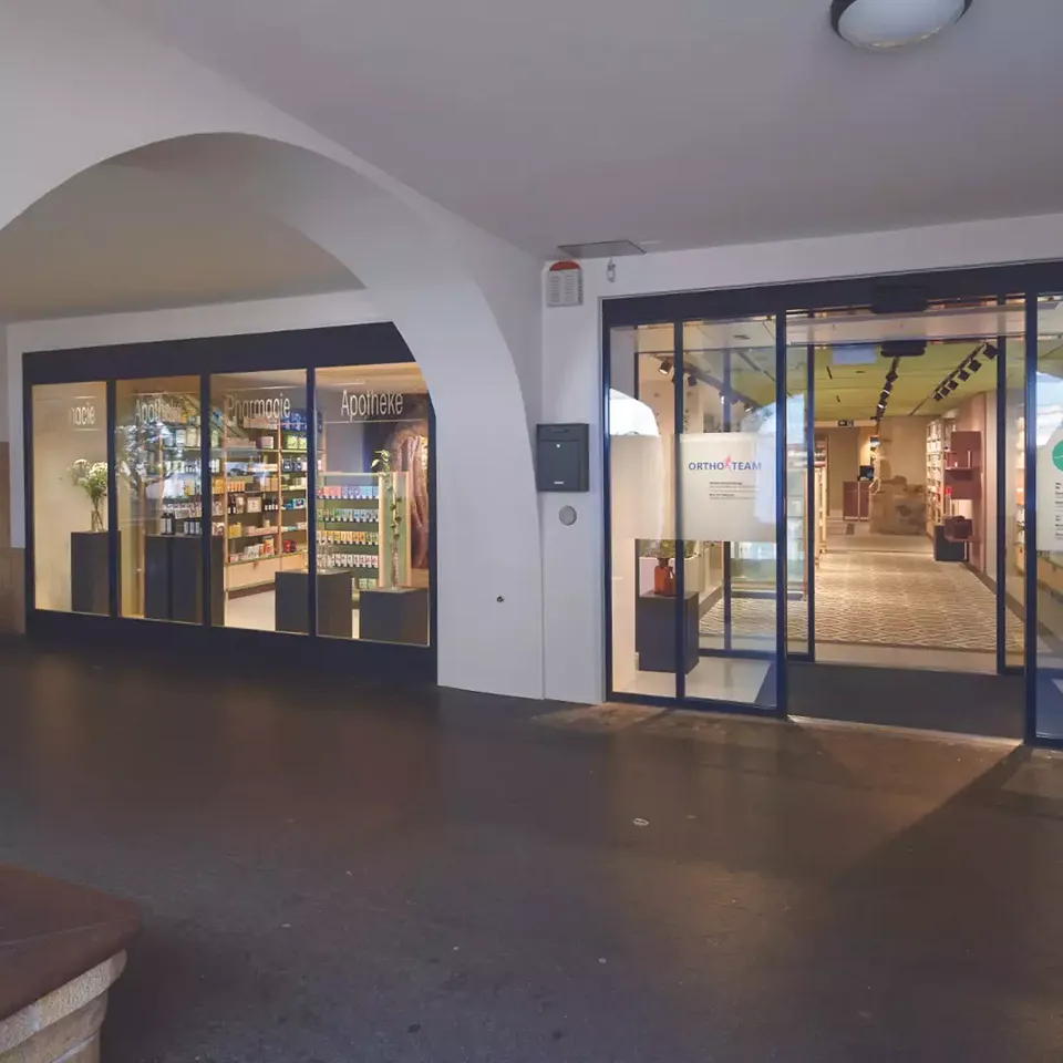 Schaufenster im Laubengang