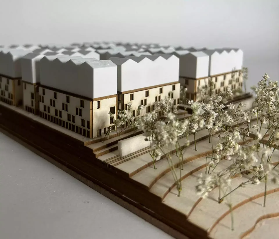 Des serres superposées sont implantées sur un bâtiment d’habitation.
