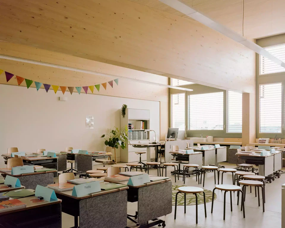 Klassenzimmer mit ansteigender Höhe für raumtiefe, natürliche Belichtung