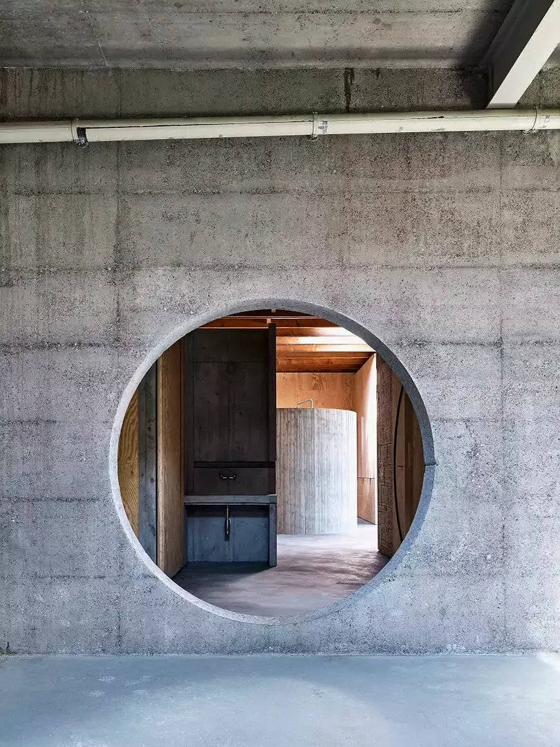 Vue depuis le côté du garage sur la chambre à coucher, agrémentée d’une douche cylindrique