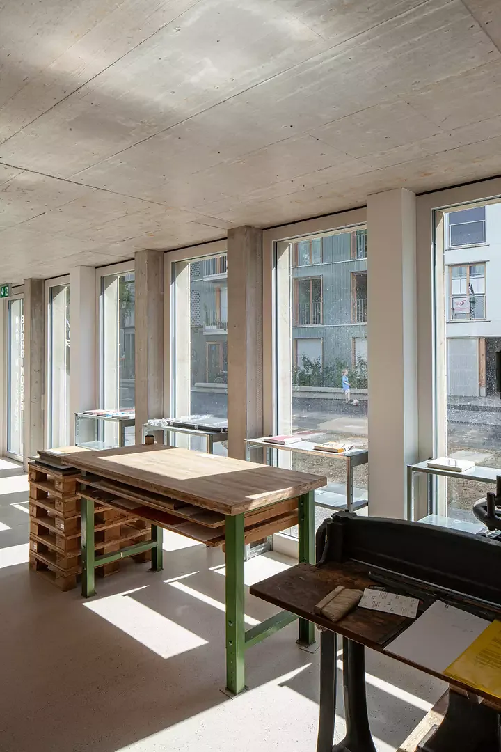 L’espace commercial  est utilisé comme atelier par un relieur