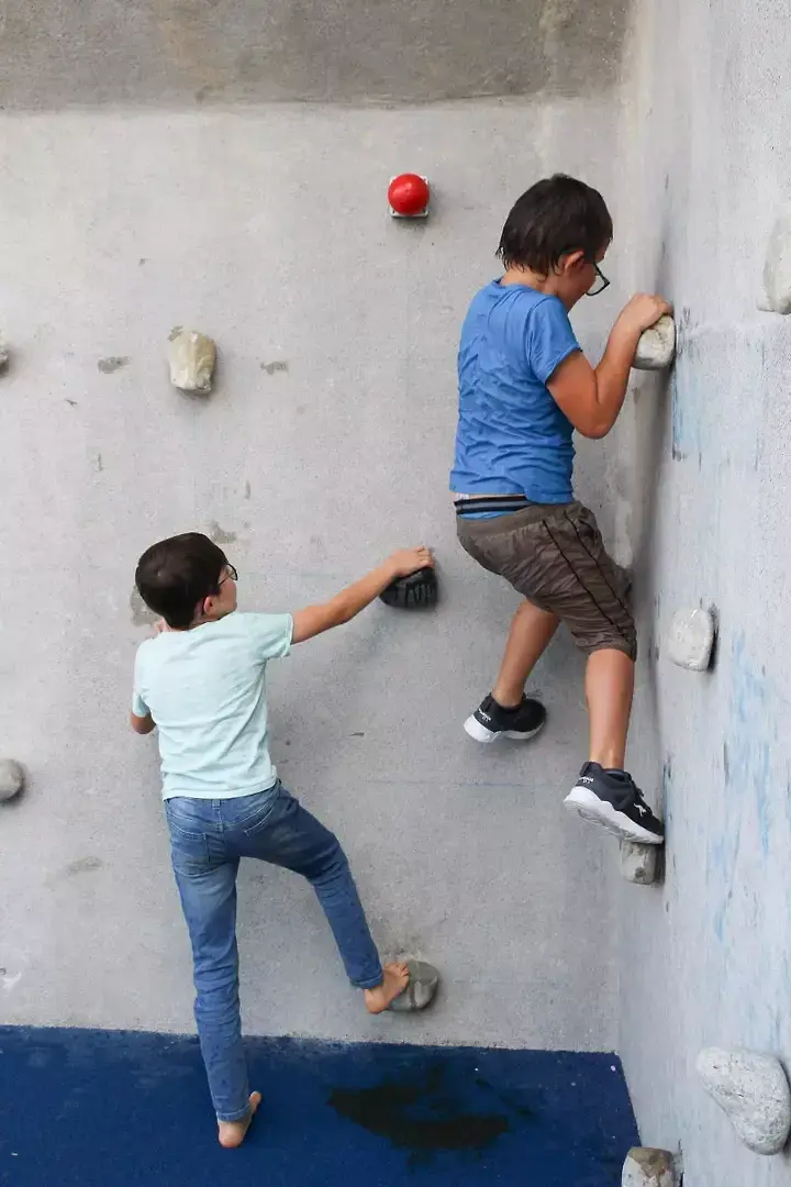 Mur d'escalade composé de prises en pierre du Rhône provenant du site