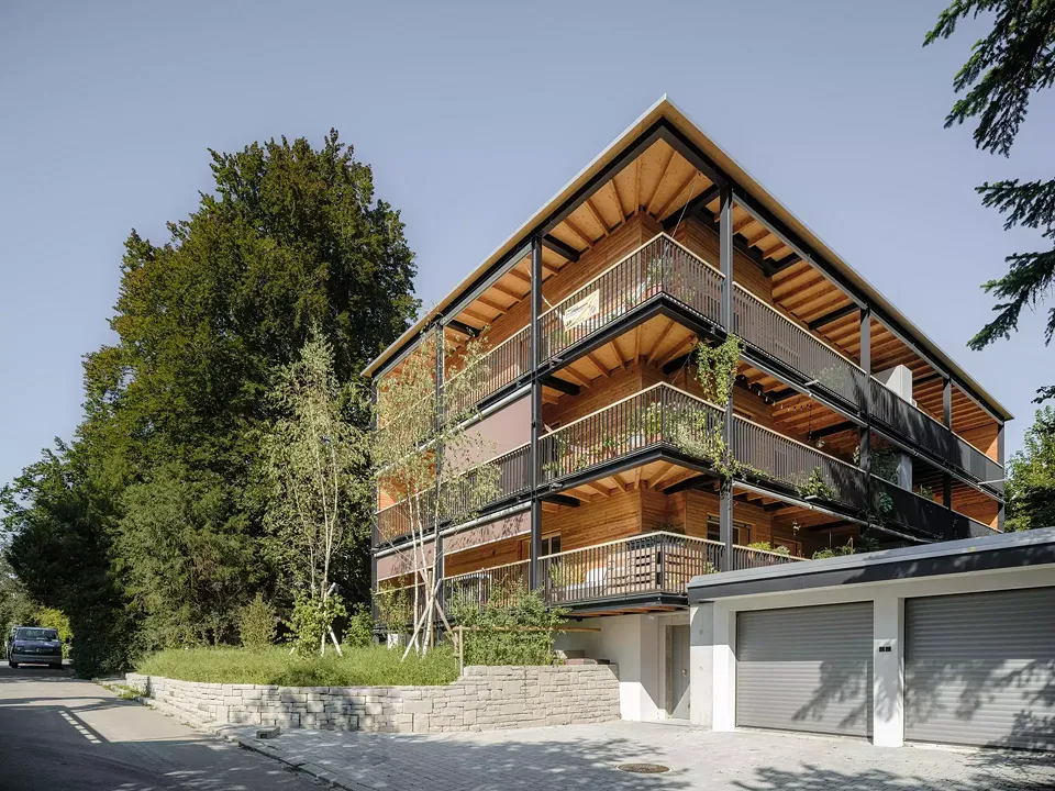 Holzfaserdämmung, neue Balkone + automatische Storen als Beschattung der Fassade