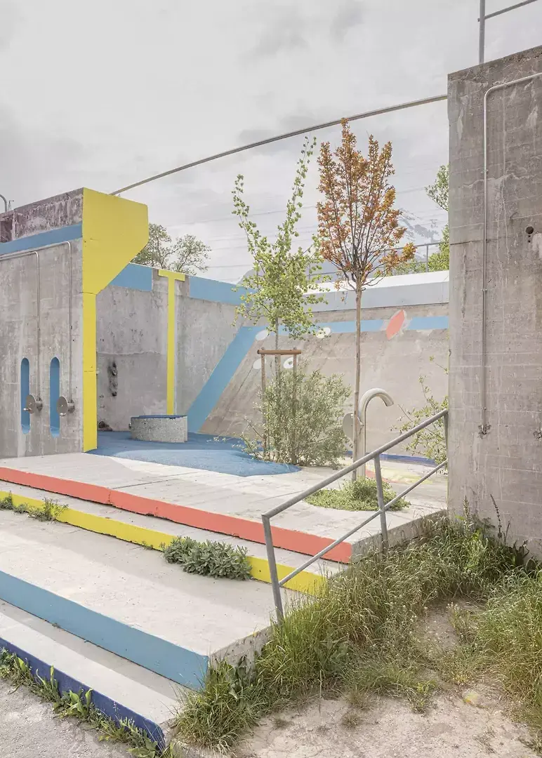 Vue vers l'intérieur, au premier plan les pans de murs transformés en marche