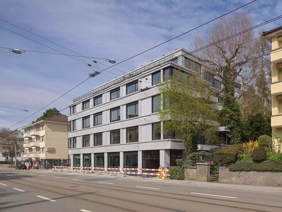 Das Gebäudes Forchstrasse 239 nach der Erweiterung