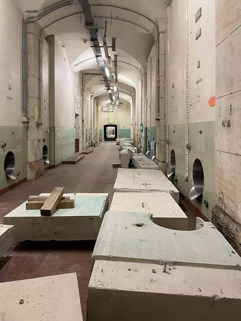 Betonstücke, aus den Betontanks im Untergeschoss geschnitten, wurden für die Gestaltung der Aussenbereiche wiederverwendet.