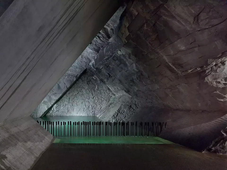 Le chemin en légère pente à travers le tunnel se termine par une caverne avec un «lac».
