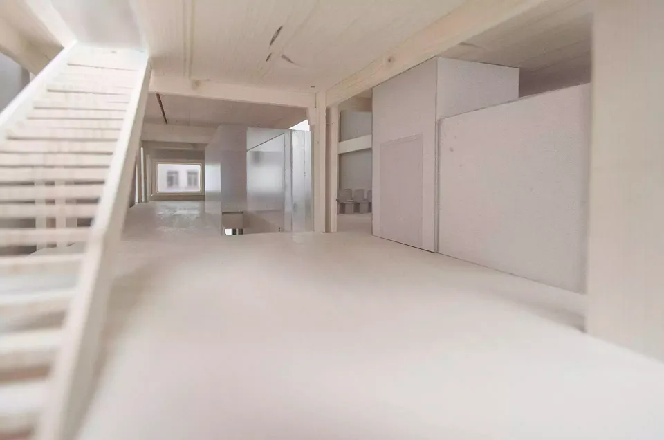 Eingangskubus mit Foyer im Hintergrund