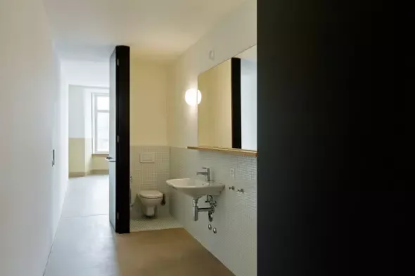 La salle de bain est accessible de 2 côtés