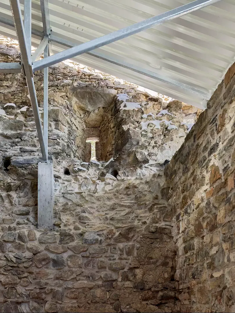 Schutzdach mit Konsole im Turm