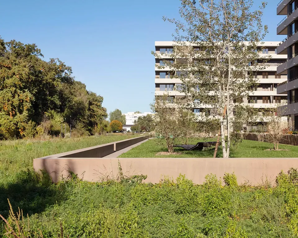 Jardins de bord domestiqués délimités par des murets