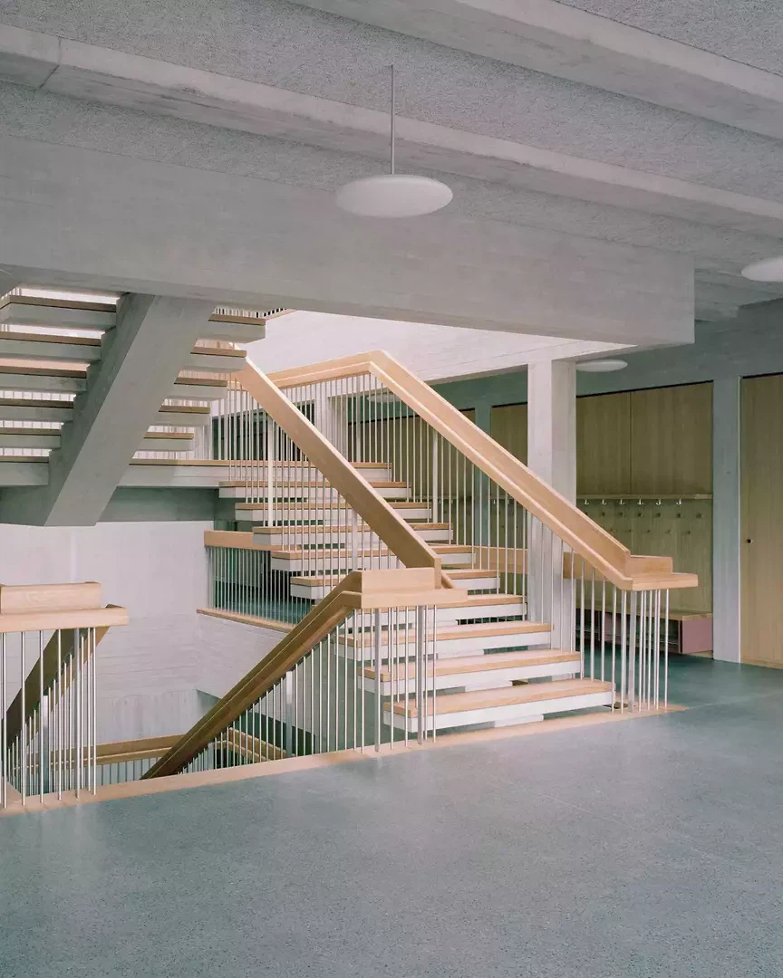 Treppenfigur vereint Holz und Beton als Hybridbau