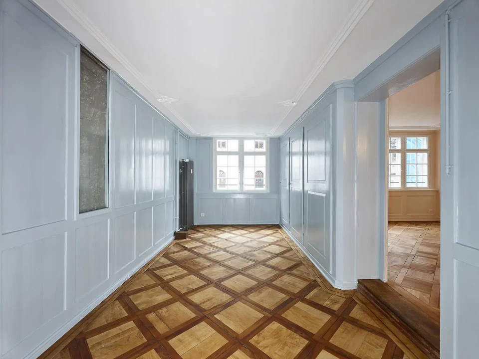 Blaues Zimmer mit Tapetenvitrine im 1. Obergeschoss