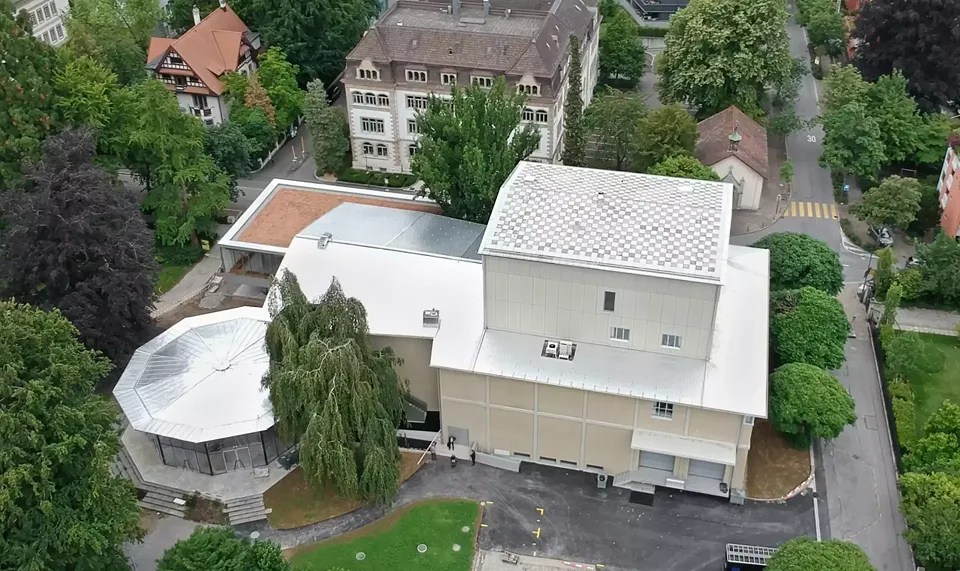 Vue de la toiture du théâtre. Pour l’agrandissement  de la toiture de la cage de scène, les dalles existantes ont été complétées par de nouvelles dalles et posées  en quadrillage.