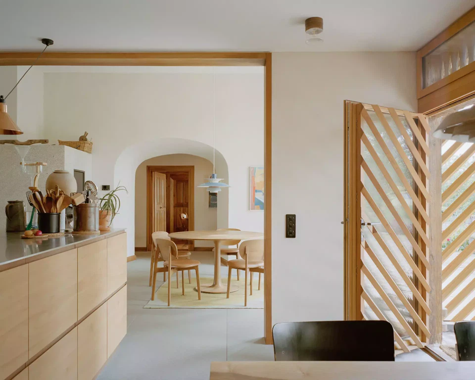 Blick von der Küche in den Essbereich im ehemaligen Tenn