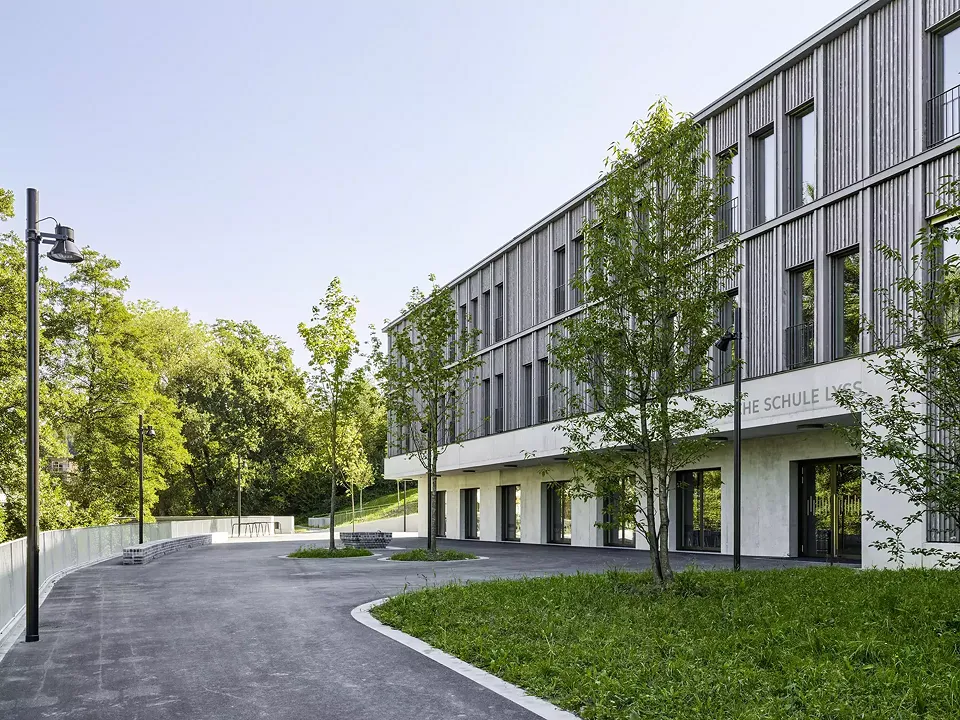 Pausenplatz mit Haupteingang
