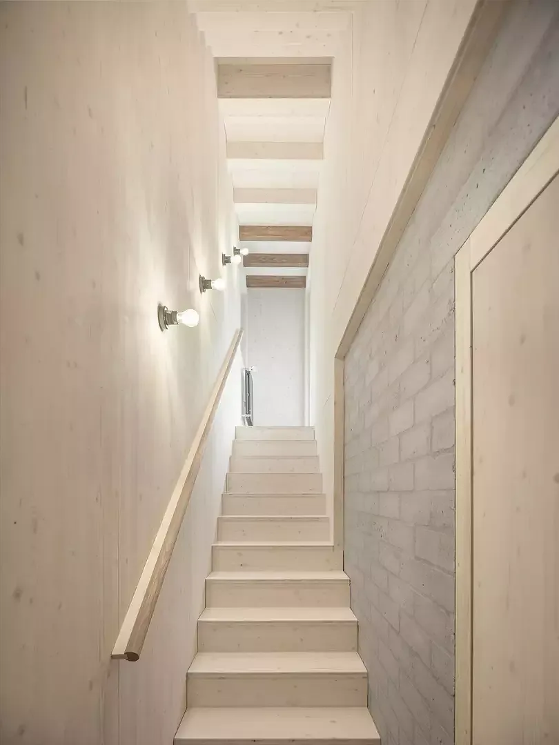 Vue des escaliers dans la bande étroite de circulation