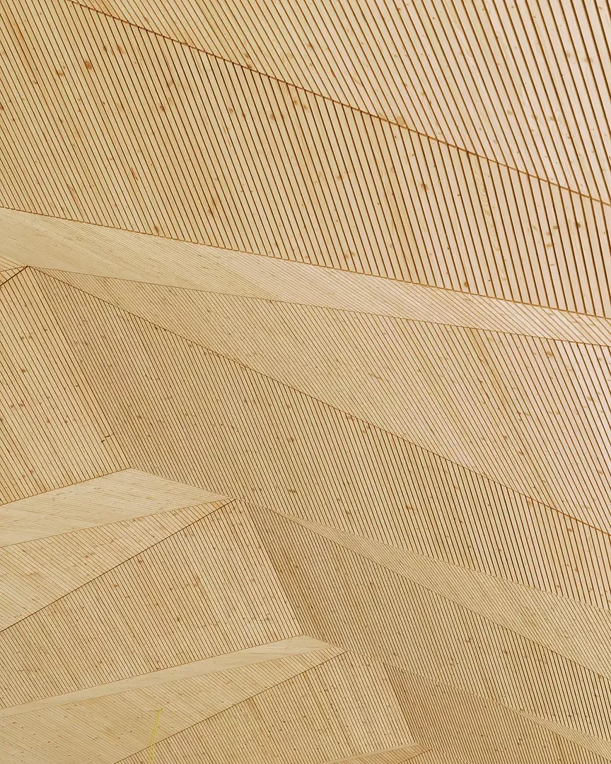 Le faux-plafond rythme l'espace de la grande salle